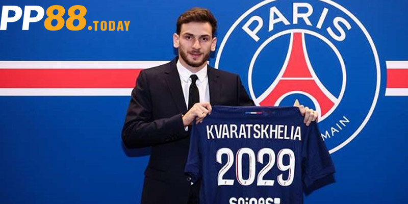 Khvicha Kvaratskhelia ra mắt PSG tại sân Công viên các Hoàng tử