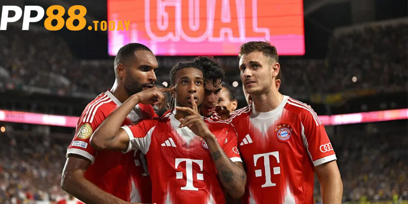 Michael Olise ăn mừng sau cú đúp trong chiến thắng 10–0 của Bayern Munich
