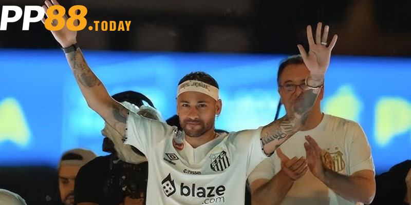 Neymar ra mắt Santos trước hàng vạn cổ động viên tại sân Vila Belmiro
